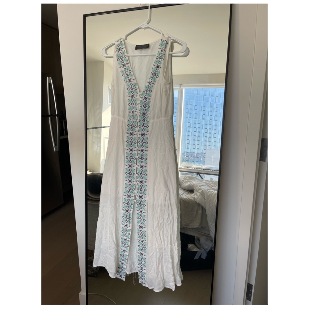 Embroidered and buttoned white maxi dress
